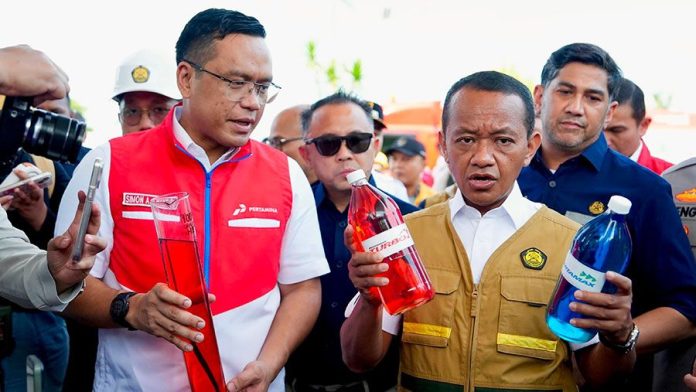 Menteri ESDM Bahlil Lahadalia (kanan) dan Dirut Pertamina saat meninjaui pasokan BBM di Banten (Dok. Pertamina)
