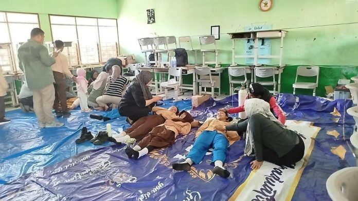 KERACUNAN MBG - Ratusan siswa dari berbagai sekolah di Cisarua Bandung Barat, alami keracunan usai menyantap menu program Makan Bergizi Gratis (MBG) Selasa, (14/10/2025) (Foto: Istimewa)