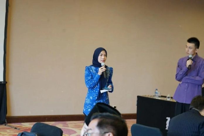 Bupati Serang Ratu Rachmatuzakiyah saat memaparkan potensi investasi Kabupaten Serang di hadapan delegasi IASTIC Beijing, China di Hotel JW Marriott Jakarta, Minggu (5/10/2025). (Foto: Istimewa)