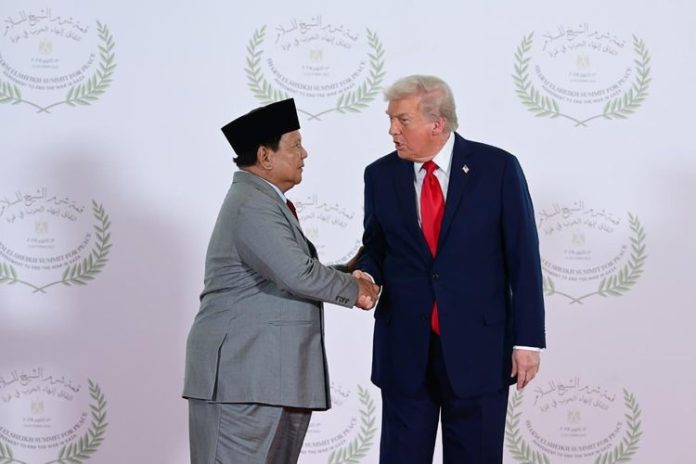 Ilustrasi - Presiden Prabowo Subianto (kiri) berjabat tangan dengan Presiden Amerika Serikat (AS) Donald Trump (kanan) selaku Co-Chair dari KTT Perdamaian Gaza saat menghadiri Konferensi Tingkat Tinggi (KTT) Perdamaian Sharm El-Sheikh di International Congress Centre, Sharm El-Sheikh, Mesir, Senin (13/10/2025).(Dok. Biro Pers Sekretariat Presiden)
