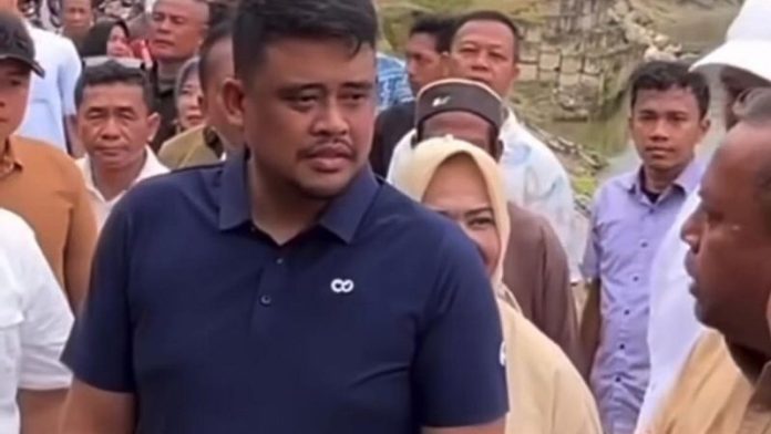Gubernur Sumut Bobby Nasution saat memberhentikan truk plat Aceh di Langkat, Minggu (28/9/2025). (Foto: Tangkapan layar video)