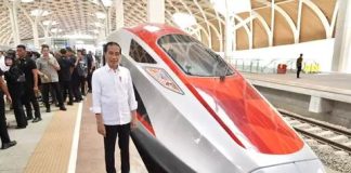 Jokowi soal Polemik Utang Whoosh: “Kereta Cepat Whoosh Bukan untuk Cari Laba, tapi Investasi Sosial” Ilustrasi - Presiden Joko Widodo saat melakukan uji coba Kereta Cepat Jakarta-Bandung, Rabu, 13 September 2023.
