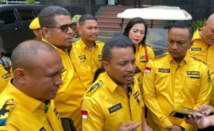 Angkatan Muda Pemuda Golkar (AMPG) melaporkan akun media sosial (medsos) yang menyerang dan menghina pribadi Ketum Partai Golkar Bahlil Lahadalia ke Polda Metro Jaya, Senin, (20/10/2025). (Foto: Dok. Istimewa)
