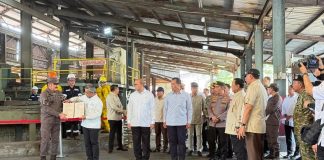 Prabowo Saksikan Rampasan Aset Tambang Rp7 Triliun, Termasuk Uang Asing dan Tanah Jarang Presiden Prabowo Subianto menyaksikan penyerahan enam smelter ke negara dari perusahaan tambang timah ilegal di Bangka Belitung (dok. Istimewa)