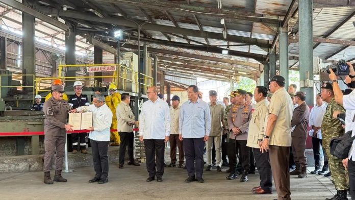 Presiden Prabowo Subianto menyaksikan penyerahan enam smelter ke negara dari perusahaan tambang timah ilegal di Bangka Belitung (dok. Istimewa)