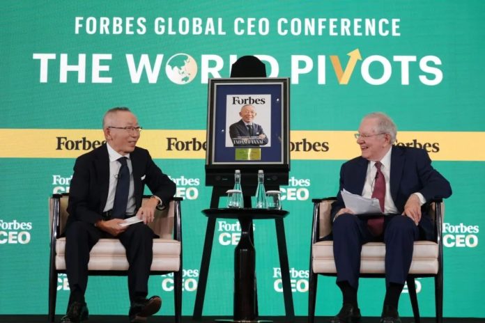 CEO Uniqlo Tadashi Yanai (kiri) dan Chairman and Editor-in-Chief Forbes Media Steve Forbes (kanan) dalam acara Forbes CEO 2025 di Hotel St Regis Jakarta, Rabu (15/10/2025). Foto: Forbes