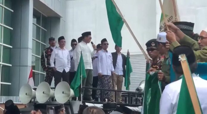 Pengunjuk rasa dari Pengurus Wilayah Nahdlatul Ulama (PWNU) DKI Jakarta dan alumni pesantren memadati halaman gedung Trans7, Jakarta, Rabu (15/10/2025). (Foto: istimewa)
