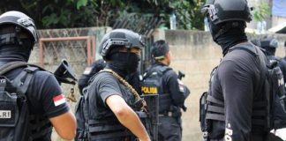 Densus 88 Tangkap 4 Terduga Teroris Pendukung ISIS di Sumbar dan Sumut Ilustrasi - Tim Densus 88 Antiteror Polri saat mengamankan terduga teroris (Foto: Dok. Tribratanews.polri.go.id)