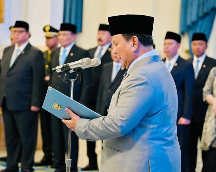 FOTO: Presiden Prabowo melantik 10 Duta Besar Luar Biasa dan Berkuasa Penuh (Dubes LBBP) serta 1 Wakil Duta Besar Republik Indonesia (RI) untuk negara sahabat pada Rabu sore, 8 Oktober 2025, bertempat di Istana Negara, Jakarta. (Foto: Setkab RI)