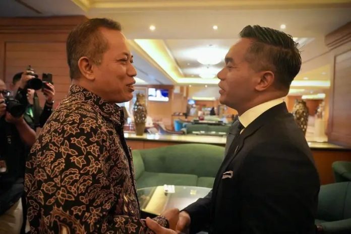 Menkop Ferry Juliantono dan Ketum Kadin Indonesia Anindya Bakrie berjabat tangan sebelum acara Monthly Economic Diplomacy Breakfast, Jumat, di Jakarta. (10/10/2025) (Foto:ist)
