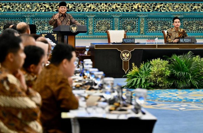 Presiden Prabowo dalam Sidang Kabinet Paripurna di Istana Negara, Senin (20/10/2025). Di hadapan para menteri, kepala lembaga, dan aparat penegak hukum, ia menegaskan komitmen pemerintahannya untuk terus memperkuat tata kelola anggaran negara dan memberantas praktik korupsi di seluruh lini birokrasi. (Foto: istimewa)