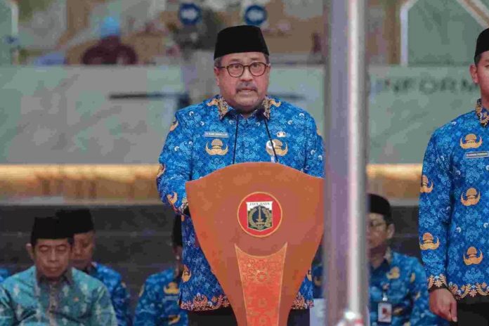 Wakil Gubernur DKI Jakarta Rano Karno memimpin upacara peringatan Hari Sumpah Pemuda di Halaman Balai Kota DKI Jakarta, Selasa, (28/10/2025). (Istimewa)