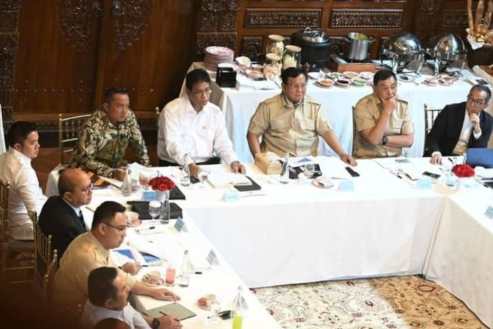 Presiden Prabowo Subianto menginstruksikan Kementerian Pendidikan Tinggi, Sains, dan Teknologi untuk menyiapkan 2.000 orang Indonesia agar dapat bekerja di sektor strategis saat rapat terbatas (ratas) bersama Kabinet Merah Putih di kediaman Kertanegara, Jakarta Selatan, Kamis (16/10/2025). (Dok. Instagram Sekretariat Kabinet)