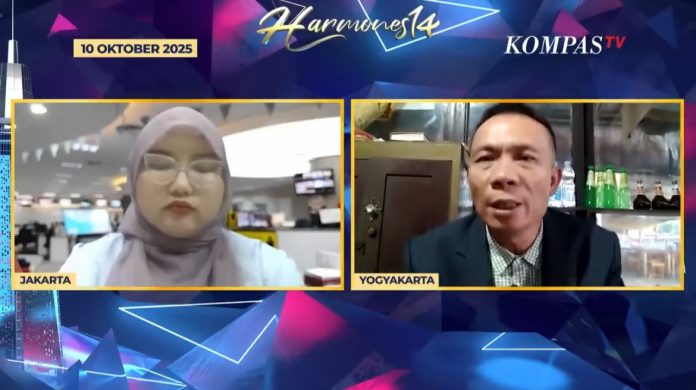 Rismon Sianipar saat mengungkapkan alasannya turut bersuara terkait polemik kasus ijazah Presiden ke-7 RI, Jokowi dalam program Zoomcast KompasTV pada Jumat, (10/10/2025) (Foto: Tangkapan layar KompasTV)