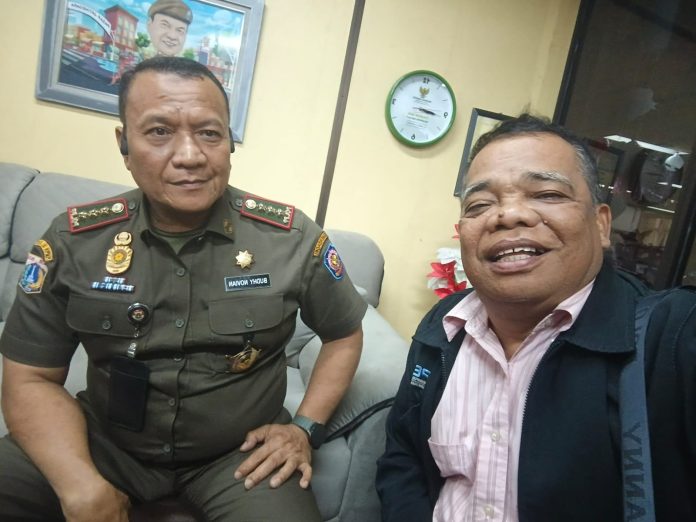 Pertemuan Kepala Trantib Jakarta Timur, Budhy Novian, (kiri), bersama Sekda Petisi Brawijaya Jakarta Ramli Barus, SE, (kanan), di Kantor Dinas Trantib Kota Jakarta Timur, Selasa (7/10/2025). (Foto: Istimewa)