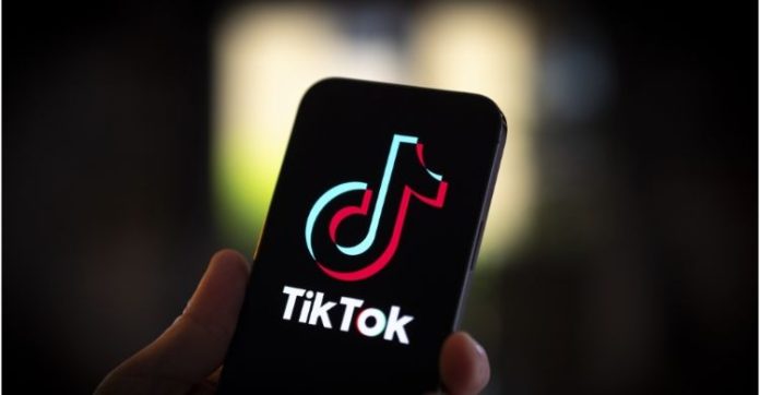Ilustrasi bermain TikTok. (Foto: Istimewa)