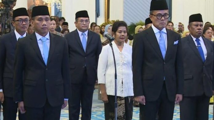 Presiden Prabowo Subianto melantik Dr. Akhmad Wiyagus, S.I.K.,M.Si., M.M. sebagai Wakil Menteri Dalam Negeri (Wamendagri) dan dr. Benjamin Paulus Octavianus sebagai Wakil Menteri Kesehatan (Wamenkes, di Istana Negara Jakarta, pada Rabu, (8/10/2025) (Foto:Istimewa).