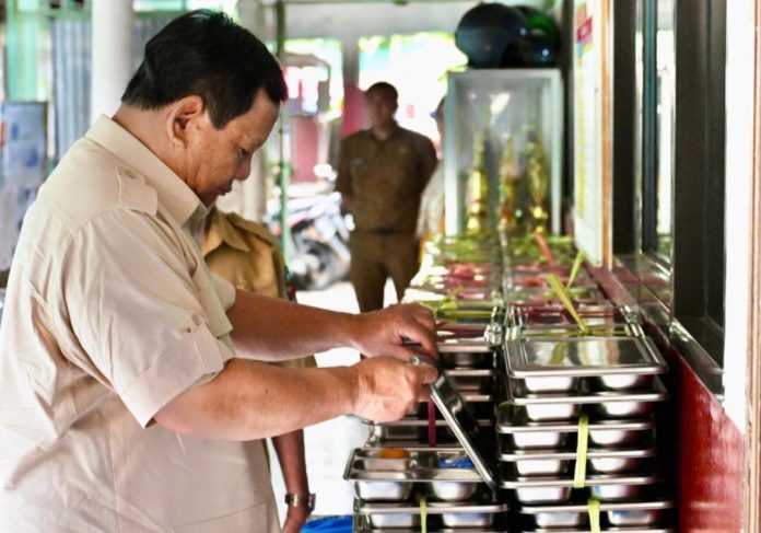 Ilustrasi - Presiden Prabowo Subianto saat memeriksa makanan bergizi yang diberikan kepada para siswa. (Foto: Dok. Biro pers istana)