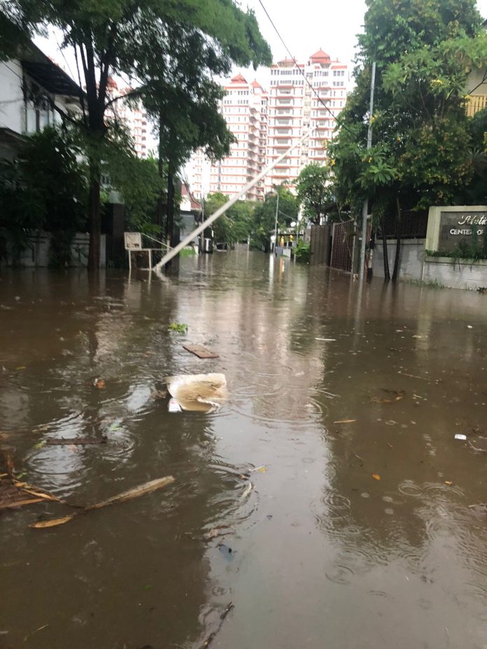 Banjir tinggi di petogogan Jaksel, pada Kamis (30/10/2025) Sore, warga sebut Tanggul kali krukut Jebol (Foto: Dok. Istimewa)
