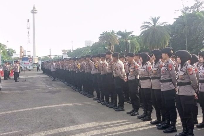 Sebanyak 1.963 personel gabungan diterjunkan untuk mengawal unjuk rasa Aliansi Federasi Serikat Pekerja/Serikat Buruh se-Jakarta serta sejumlah elemen massa di kawasan Monas, Jakarta Pusat, pada Senin (17/11/2025). (Foto: istimewa)