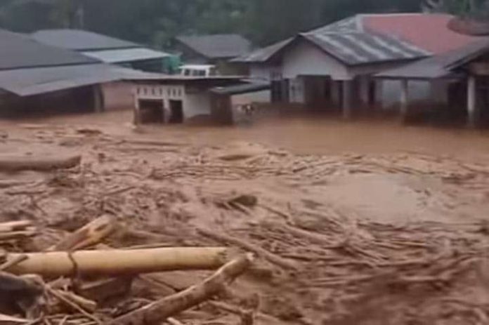 Banjir bandang terjang Kabupaten Tapanuli Tengah, Sumatera Utara sejak Selasa (25/11/2025) (Foto: tangkapan layar video akun Instagram @masinton)