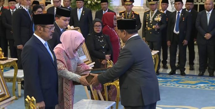 Presiden ke-2 RI, Soeharto, resmi dianugerahi gelar Pahlawan Nasional oleh Presiden Prabowo Subianto dalam sebuah upacara di Istana Negara, Jakarta Pusat, Senin (10/11/2025). (Foto: Istimewa)