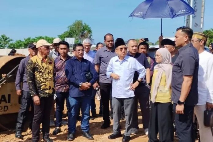 HM Jusuf Kalla saat meninjau langsung lahan miliknya di wilayah GMTD Jalan Metro Tanjung Bunga yang diduga diklaim. (Dok. Istimewa)