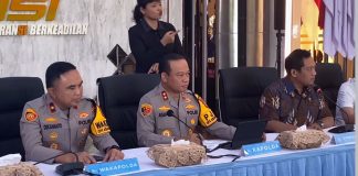 Breaking News! Polisi Tetapkan 8 Tersangka dalam Kasus Tudingan Ijazah Palsu Jokowi, Ini Daftarnya Kapolda Metro Jaya, Irjen Pol Asep Edi Suheri (tengah) saat konferensi pers di Jakarta, Jumat, (7/11/2025) (Foto: Tangkapan Layar Instagram @poldametrojaya
