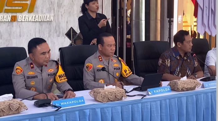 Kapolda Metro Jaya, Irjen Pol Asep Edi Suheri (tengah) saat konferensi pers di Jakarta, Jumat, (7/11/2025) (Foto: Tangkapan Layar Instagram @poldametrojaya