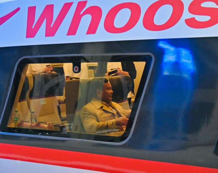 Ilustrasi - Presiden Prabowo Subianto saat menaiki Kereta Cepat Jakarta - Bandung atau Whoosh (Foto: Istimewa)