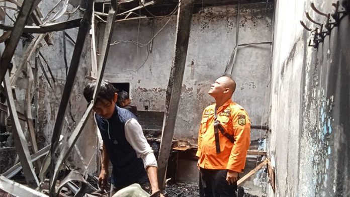 Rumah hakim PN Medan Khamozaro Waruwu ludes terbakar, Selasa (4/11/2025). (istimewa)