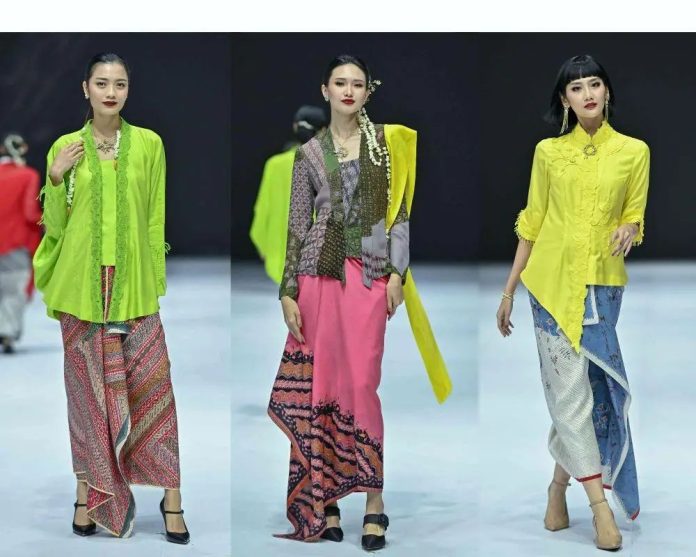 Ilustrasi - Koleksi Kebaya Modern dari BINHouse di Jakarta Fashion Week 2025. (Dok. Jakarta Fashion Week/Dandy Hendrata)