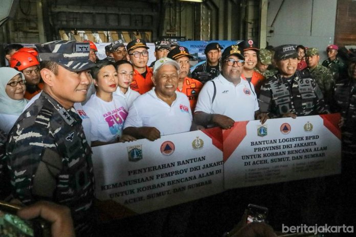 Wakil Gubernur Rano Karno menyerahkan secara simbolis bantuan yang akan dikirim ke daerah bencana di Sumatera.