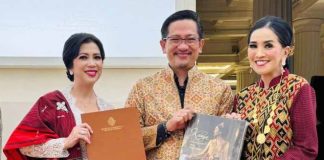 Kebaya Resmi Jadi Warisan Budaya Takbenda UNESCO: Simbol Keanggunan dan Komitmen Pelestarian Budaya Ket. Komunitas Tim Nasional Kebaya Indonesia menerima salinan sertifikat Warisan Budaya Takbenda UNESCO untuk kebaya dari Kementerian Luar Negeri. (Doc. Antara/HO-Tim Nasional Kebaya Indonesia)