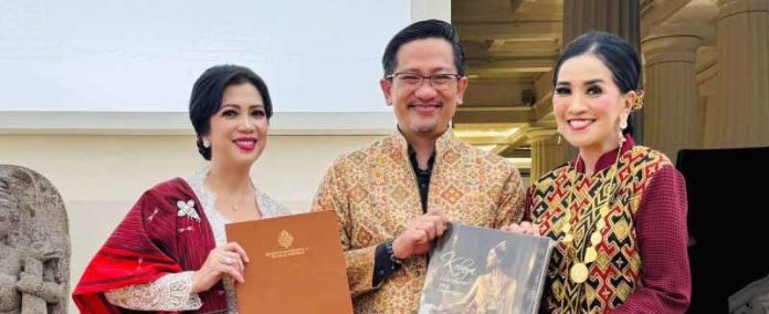 Ket. Komunitas Tim Nasional Kebaya Indonesia menerima salinan sertifikat Warisan Budaya Takbenda UNESCO untuk kebaya dari Kementerian Luar Negeri. (Doc. Antara/HO-Tim Nasional Kebaya Indonesia)