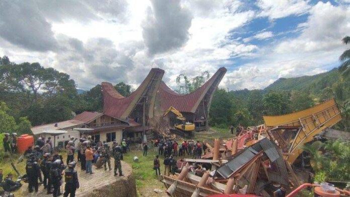 Rumah adat 300 tahun dirobohkan (sumber : istimewa)