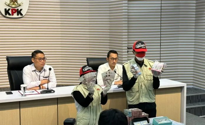 KPK menunjukkan uang yang menjadi barang bukti korupsi pemeriksaan pajak di lingkungan Kantor Pelayanan Pajak Madya Jakarta Utara pada Direktorat Jenderal Pajak Kementerian Keuangan periode 2021-2026, di Gedung Merah Putih KPK Jakarta, Minggu (11/1/2026). (Foto: polri.go.id)