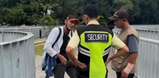 Polisi Dalami Kasus WNA yang Diduga Pelaku Eksibisionis di Taman Literasi Blok M Seorang Warga Negara Asing (WNA) diduga melakukan aksi tidak senonoh dengan memamerkan alat kelaminnya di Taman Literasi, Blok M, Jakarta Selatan. Peristiwa itu terekam oleh video pengunjung dan sempat viral di media sosial. (Foto: Tangkapan Layar Sosmed)