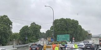 Selasa 13 Januari 2026: Ruas Tol Arah Bandara Soetta Masih Tergenang Banjir, Polisi Sebut Lalin Tersendat Satuan Patroli Jalan Raya (PJR) Ditlantas Polda Metro Jaya melakukan pengaturan lalu lintas di kawasan Tol Sedyatmo, tepatnya di Off Ramp Rawa Bokor, Selasa (13/1/2026). Foto: X/@tmcpoldametro)