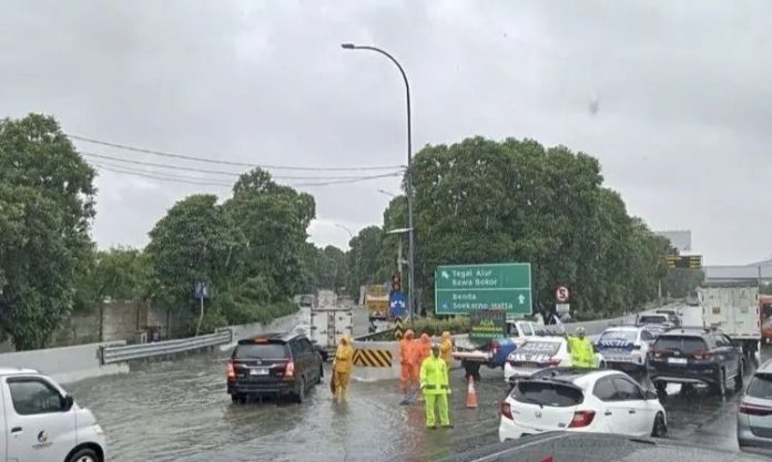 Satuan Patroli Jalan Raya (PJR) Ditlantas Polda Metro Jaya melakukan pengaturan lalu lintas di kawasan Tol Sedyatmo, tepatnya di Off Ramp Rawa Bokor, Selasa (13/1/2026). Foto: X/@tmcpoldametro)