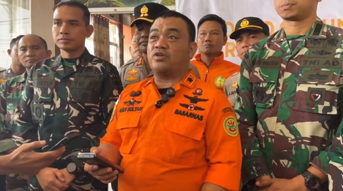 Tangis haru personel SAR usai seluruh korban kecelakaan pesawat ATR 42-500 ditemukan. (Foto: istimewa)