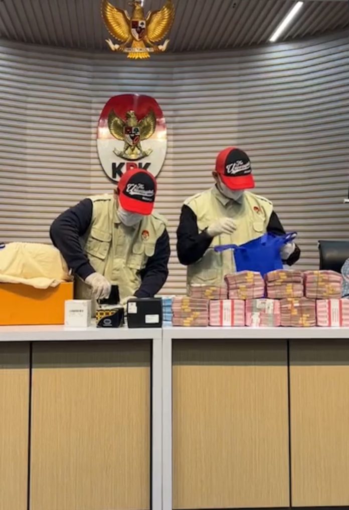 KPK pamerkan barang bukti yang disita dalam OTT di Ditjen Bea Cukai, dalam konferensi pers pada Kamis, (5/2/2026), malam. (Foto: Tangkapan layar Instagram @official.kpk)