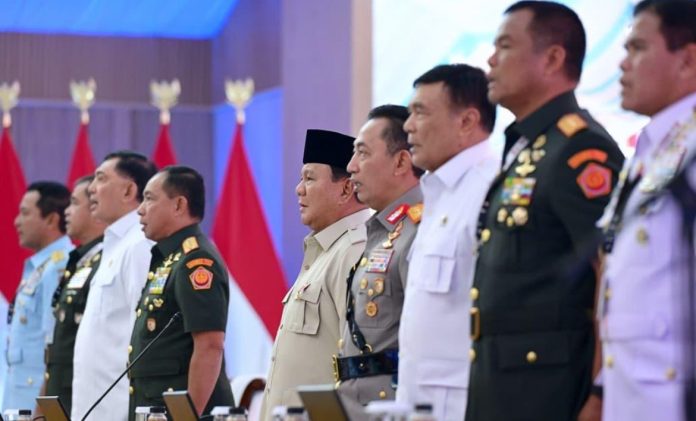 Presiden Prabowo Subianto memberikan taklimat kepada para peserta Rapat Pimpinan (Rapim) TNI dan Polri yang digelar di Istana Kepresidenan Jakarta (Sekretariat Presiden)