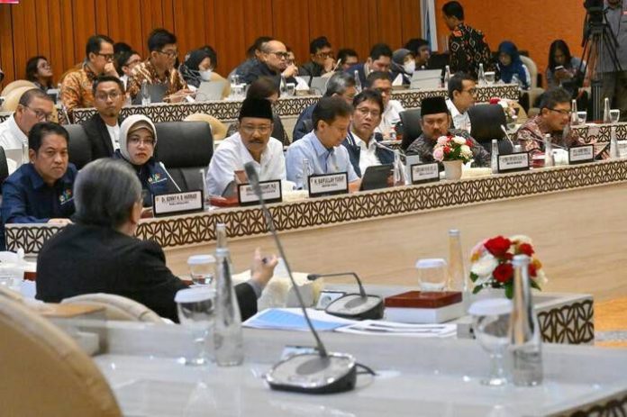 Wakil Ketua DPR RI Sufmi Dasco Ahmad rapat koordinasi dengan Menteri Sosial Saifullah Yusuf dan menteri terkait di Kompleks Parlemen, Jakarta Pusat, Senin (9/2/2026). (Foto: Istimewa)