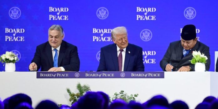 Pada 22 Januari 2026, Presiden Prabowo Subianto menandatangani piagam Board of Peace (BoP)—inisiatif Donald Trump—di Davos, Swiss. (Foto: Istimewa)