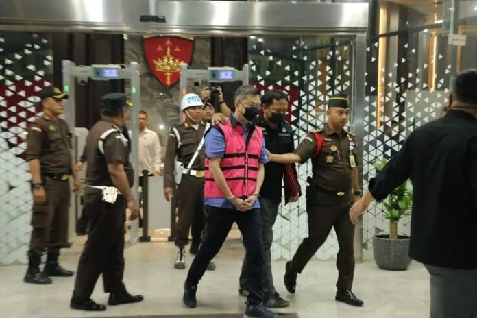 Petugas Kejaksaan Agung (Kejagung) saat membawa salah satu tersangka kasus dugaan tindak pidana korupsi berupa penyimpangan kegiatan ekspor minyak sawit mentah (CPO) atau minyak sawit mentah di Gedung Bundar, Kejaksaan Agung, Jakarta Selatan, Selasa (10/2/2026). (Foto: Dok-Kejagung)