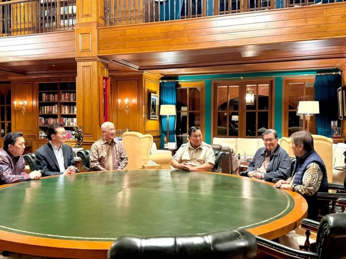 Presiden Prabowo Subianto menerima audiensi lima pengusaha nasional, yakni Prajogo Pangestu (Barito Pacific Group), Boy Thohir (Adaro Energy), Sugianto Kusuma atau Aguan (Agung Sedayu Group), Anthony Salim (Salim Group), dan Franky Widjaja (Sinar Mas Group) di Hambalang, Bogor, Selasa (10/2/2026) malam. Foto: Tim MediaPrabowo.