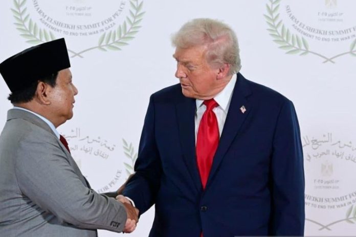 Ilustrasi- Presiden Prabowo Subianto berjabat tangan dengan Presiden Trump saat sesi foto KTT Sharm el-Sheikh untuk Perdamaian Gaza. (Foto: Biro Pers Sekretariat Presiden)