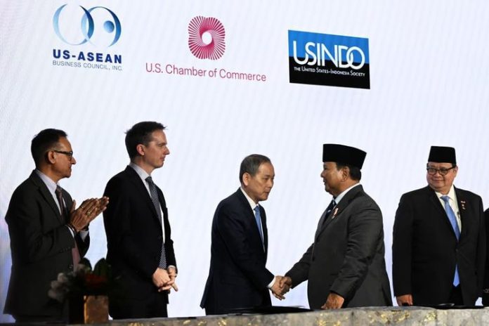 Presiden Republik Indonesia Prabowo Subianto menyaksikan penandatanganan 11 nota kesepahaman (Memorandum of Understanding/MoU) senilai 38,4 miliar dolar Amerika Serikat (AS) antara pelaku usaha Indonesia dan Amerika Serikat dalam sesi roundtable Business Summit yang diselenggarakan oleh US-ASEAN Business Council (US-ABC). Kegiatan tersebut berlangsung di Gedung U.S. Chamber of Commerce, Washington DC, Amerika Serikat, pada Rabu (18/2/2026) waktu setempat. (Dok. Biro Pers, Media, dan Informasi Sekretariat Presiden)