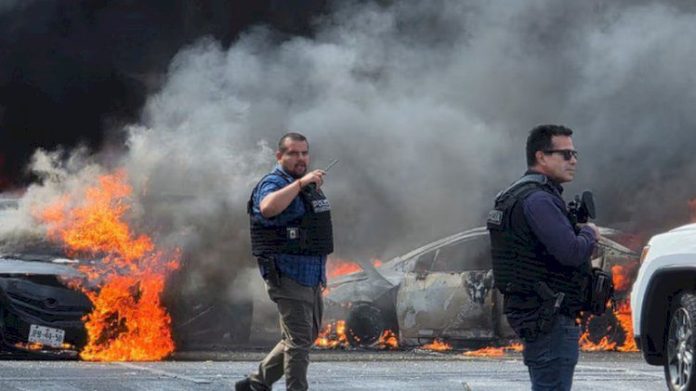 Kondisi mencengkam di Meksiko usai bos kartel tewas. (Foto: REUTERS/Michelle Freyria)
